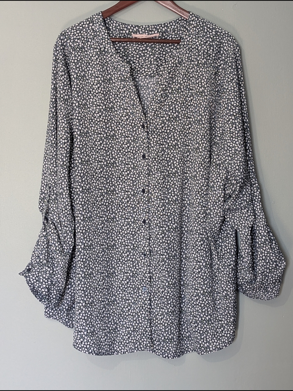 Penningtons In Every Story Women's Black White Daisy Printed Button-Front Blouse